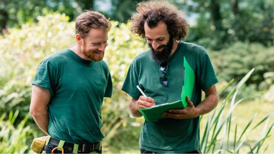 aide creation entreprise - deux paysagistes masculins discutant dans un jardin